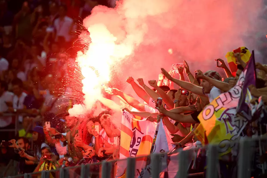 ചാമ്പ്യന്സ് ലീഗ് കിരീടത്തില് മുത്തമിട്ട റയലിന്റെ ആഹ്ലാദം നേരം പുലരും വരെ ആരാധകര്ക്കൊപ്പം ചാമ്പ്യന്സ് ലീഗ് കിരീടത്തില് മുത്തമിട്ട റയലിന്റെ ആഹ്ലാദം നേരം പുലരും വരെ ആരാധകര്ക്കൊപ്പം