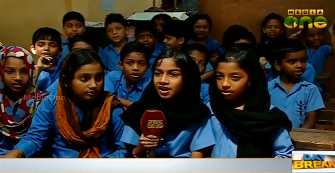 ഇലക്ട്രോണിക് വോട്ടിംഗ് മെഷീനില്‍ കന്നിവോട്ട് ചെയ്ത് കുട്ടികള്‍