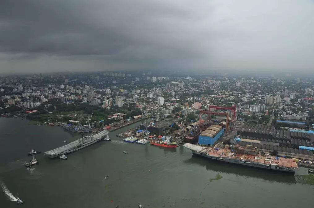 കൊച്ചിയില് നാവികസേന ഉദ്യോഗസ്ഥന് ആത്മഹത്യ ചെയ്ത നിലയില് കൊച്ചിയില് നാവികസേന ഉദ്യോഗസ്ഥന് ആത്മഹത്യ ചെയ്ത നിലയില്