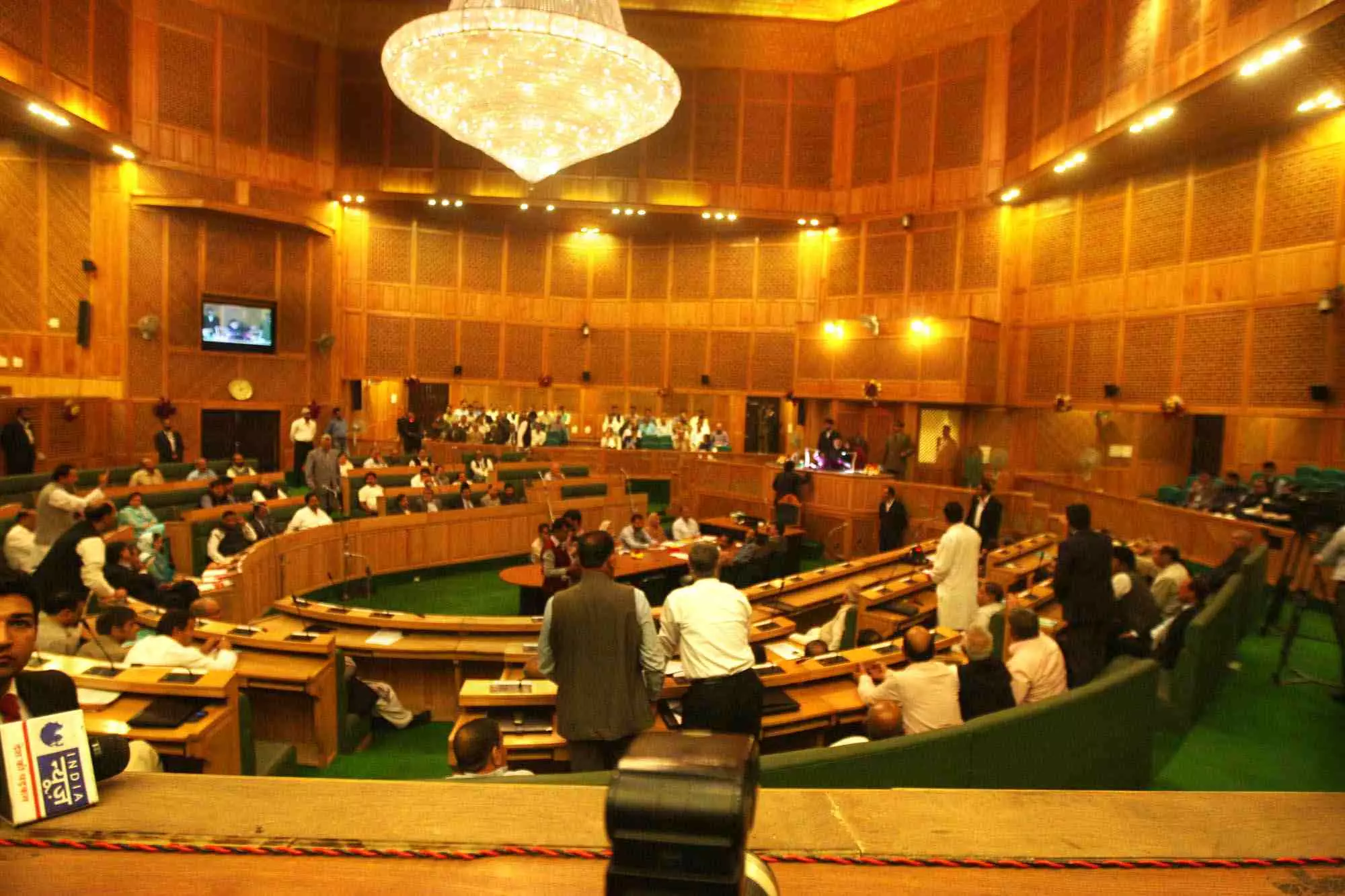 പാംപോര്‍ ഭീകരാക്രമണം: കശ്മീര്‍ സഭയില്‍ ബഹളം