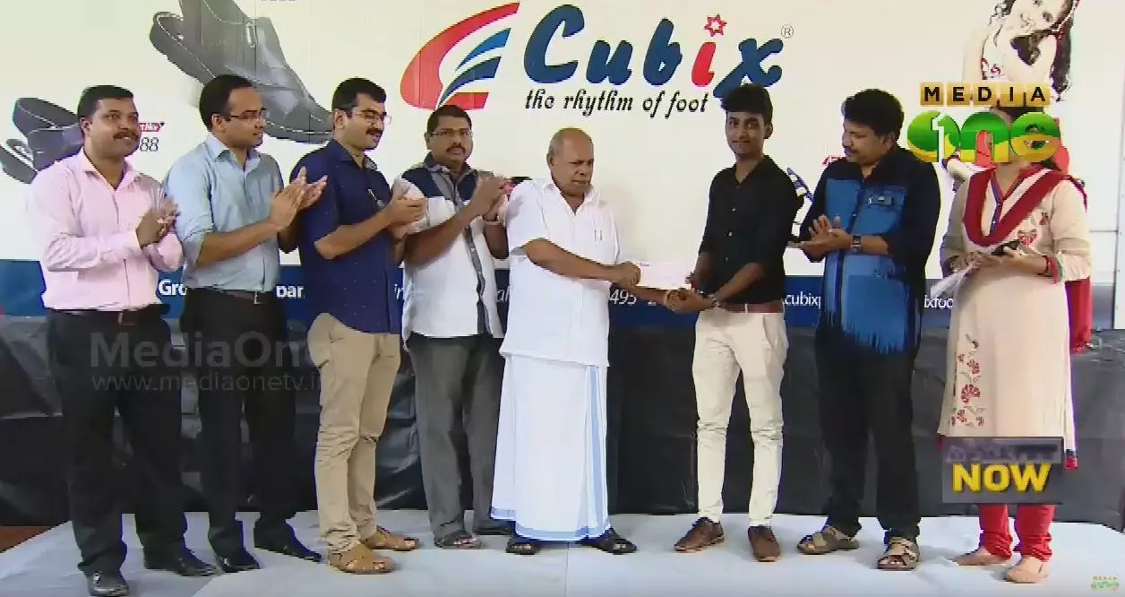 പതിനാലാം രാവ് സീസണ്‍ 4 വിജയി മുഹമ്മദ് അജ്മലിന് സമ്മാനത്തുക കൈമാറി