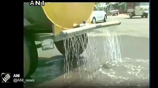 വരള്‍ച്ച ബാധിത പ്രദേശം സന്ദര്‍ശിക്കാനെത്തിയ മുഖ്യമന്ത്രിക്കായി പാഴാക്കിയത് 5000 ലിറ്റര്‍ വെള്ളം