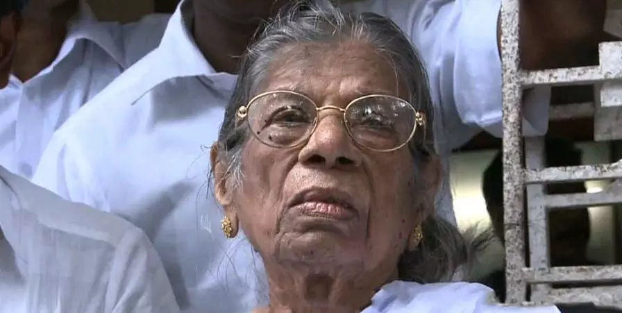 ഇടതിനെ പിന്തുണക്കാന് ഗൗരിയമ്മയുടെ തീരുമാനം ഇടതിനെ പിന്തുണക്കാന് ഗൗരിയമ്മയുടെ തീരുമാനം