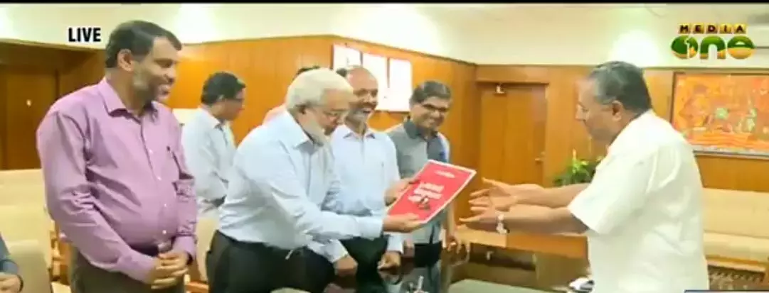 ഗള്ഫ് മാധ്യമത്തിന്റെ പ്രവാസി അവകാശ പത്രിക മുഖ്യമന്ത്രിക്ക് കൈമാറി ഗള്ഫ് മാധ്യമത്തിന്റെ പ്രവാസി അവകാശ പത്രിക മുഖ്യമന്ത്രിക്ക് കൈമാറി