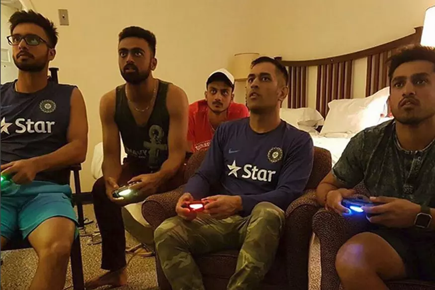 പൊലീസ് ബൈക്കില്‍ ധോണി