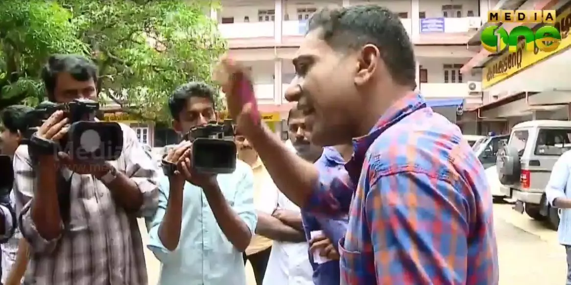 ഋഷിരാജ് സിങിന്റെ വാര്ത്താസമ്മേളനത്തില് നുഴഞ്ഞുകയറിയ കഞ്ചാവ് കേസ് പ്രതി പിടിയില് ഋഷിരാജ് സിങിന്റെ വാര്ത്താസമ്മേളനത്തില് നുഴഞ്ഞുകയറിയ കഞ്ചാവ് കേസ് പ്രതി പിടിയില്