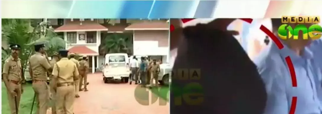 ജിഷ കൊലക്കേസ്: അമീറുല് താമസിച്ചിരുന്ന വീട്ടില് നിന്ന് ആയുധം കണ്ടെത്തി ജിഷ കൊലക്കേസ്: അമീറുല് താമസിച്ചിരുന്ന വീട്ടില് നിന്ന് ആയുധം കണ്ടെത്തി