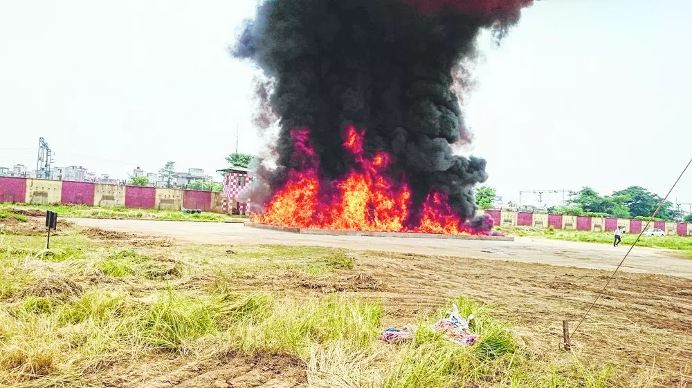 ആലപ്പുഴയില് വിമാനാപകടം ! പരിഭ്രാന്തരായി നാട്ടുകാര്; പിന്നെ കഥ മാറി ആലപ്പുഴയില് വിമാനാപകടം ! പരിഭ്രാന്തരായി നാട്ടുകാര്; പിന്നെ കഥ മാറി