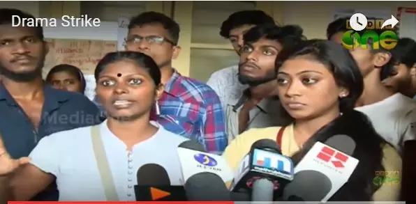 തെരുവ് നാടകമാണെന്നറിയാതെ നാട്ടുകാര് വില്ലന്മാരെ പിടികൂടി പൊലീസിലേല്പ്പിച്ചു തെരുവ് നാടകമാണെന്നറിയാതെ നാട്ടുകാര് വില്ലന്മാരെ പിടികൂടി പൊലീസിലേല്പ്പിച്ചു