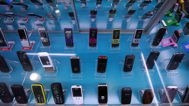 മൊബൈല് കടകളിലെ സ്വദേശിവത്കരണം: ആയിരക്കണക്കിന് മലയാളികള്ക്ക് തൊഴില് നഷ്ടമായി മൊബൈല് കടകളിലെ സ്വദേശിവത്കരണം: ആയിരക്കണക്കിന് മലയാളികള്ക്ക് തൊഴില് നഷ്ടമായി