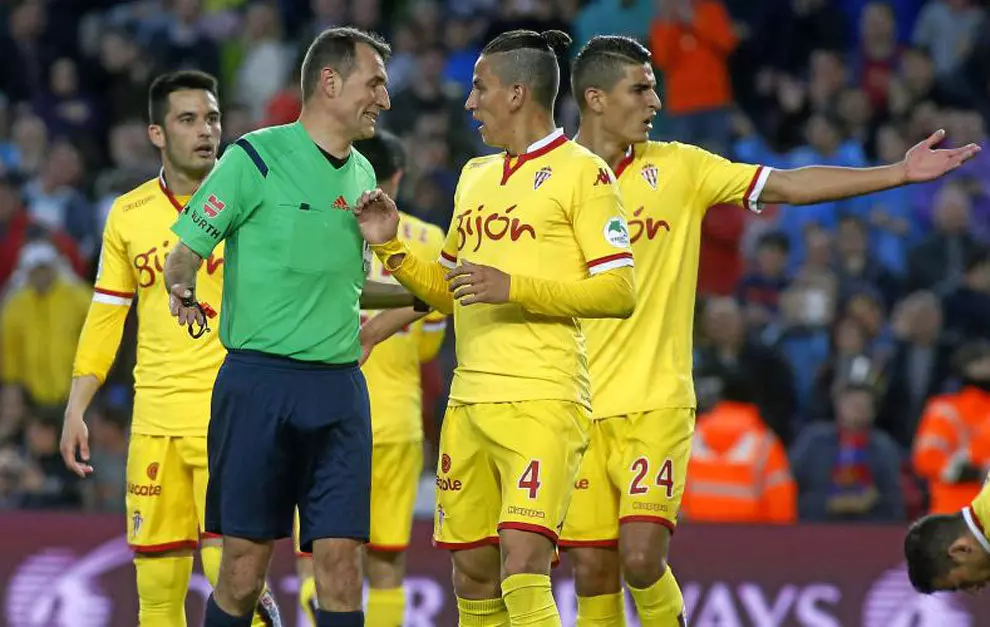 ആറുഗോളില് മൂന്നും പെനല്റ്റി, റഫറിയുടെ പിഴവുകള് നിറഞ്ഞ ബാഴ്സ ഗിഹോണി മത്സരം ആറുഗോളില് മൂന്നും പെനല്റ്റി, റഫറിയുടെ പിഴവുകള് നിറഞ്ഞ ബാഴ്സ ഗിഹോണി മത്സരം