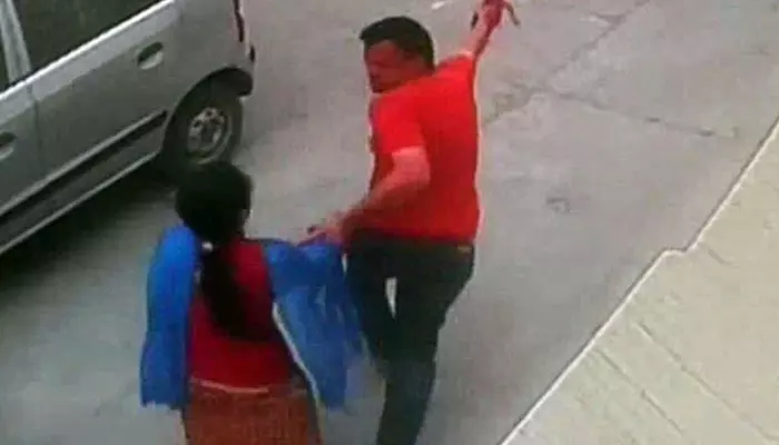 24കാരിയെ ഓഫീസിന് പുറത്തേക്ക് വലിച്ചിറക്കി ക്രൂരമായി പീഡിപ്പിക്കുന്ന ദൃശ്യങ്ങള് സിസിടിവിയില് 24കാരിയെ ഓഫീസിന് പുറത്തേക്ക് വലിച്ചിറക്കി ക്രൂരമായി പീഡിപ്പിക്കുന്ന ദൃശ്യങ്ങള് സിസിടിവിയില്