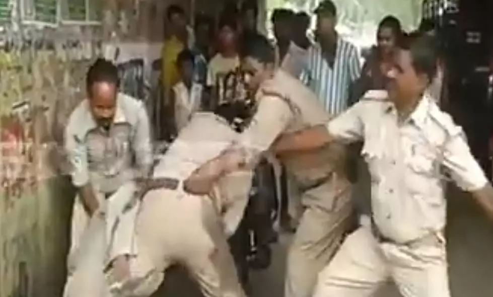 കൈക്കൂലി പങ്കുവെക്കുന്നതില്‍ തര്‍ക്കം; നടുറോഡില്‍ പൊലീസുകാര്‍ ഏറ്റുമുട്ടി