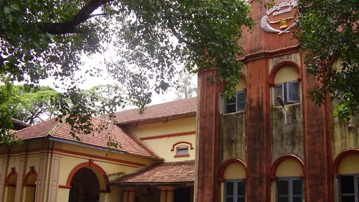 ജോസഫ് മുണ്ടശേരിയെയും പവനനെയും തഴഞ്ഞ് സാഹിത്യ അക്കാദമിയുടെ ചരിത്രപുസ്തകം