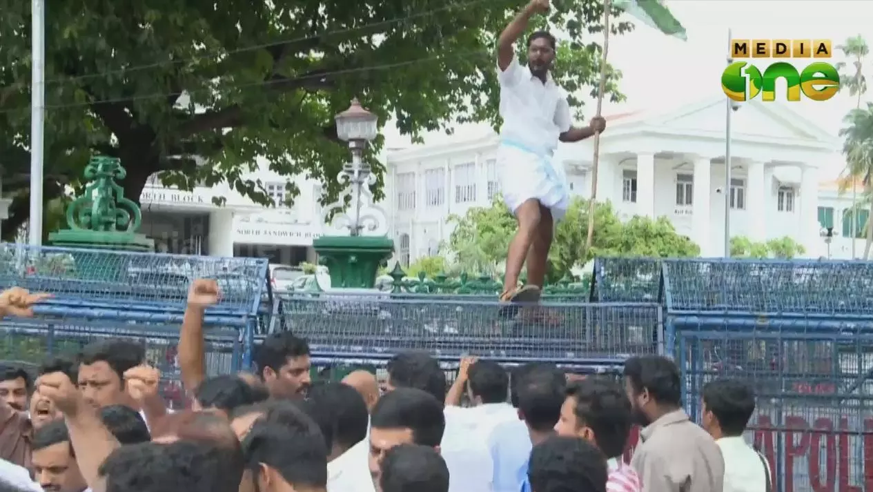 യൂത്ത് കോണ്‍ഗ്രസിന്റെ സെക്രട്ടറിയേറ്റ് മാര്‍ച്ചിന് നേരെ ജലപീരങ്കി പ്രയോഗം