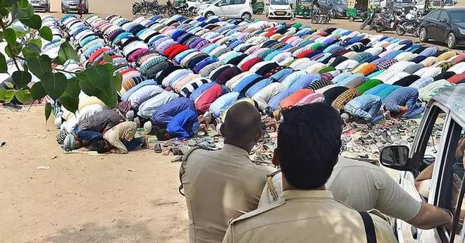 ഹിന്ദുത്വ ശക്തികൾ ജുമുഅ തടസ്സപ്പെടുത്തുന്ന ഗുരുഗ്രാമിൽ നമസ്കാരത്തിന് ഗുരുദ്വാരകൾ തുറന്ന് നൽകി സിഖ് സമൂഹം ഹിന്ദുത്വ ശക്തികൾ ജുമുഅ തടസ്സപ്പെടുത്തുന്ന ഗുരുഗ്രാമിൽ നമസ്കാരത്തിന് ഗുരുദ്വാരകൾ തുറന്ന് നൽകി സിഖ് സമൂഹം