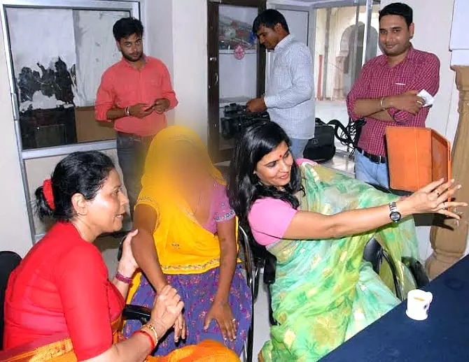 ബലാത്സംഗത്തിനിരയായ യുവതിക്കൊപ്പമുള്ള സെല്‍ഫി വൈറല്‍; വനിതാകമ്മീഷന്‍ വിവാദത്തില്‍