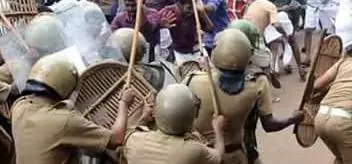 തൃശൂരില് കെഎസ്യു പ്രവര്ത്തകര്ക്ക് നേരെ ലാത്തി ചാര്ജ് തൃശൂരില് കെഎസ്യു പ്രവര്ത്തകര്ക്ക് നേരെ ലാത്തി ചാര്ജ്