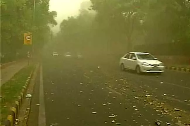 ഡല്ഹിയില് പൊടിക്കാറ്റ് ഡല്ഹിയില് പൊടിക്കാറ്റ്