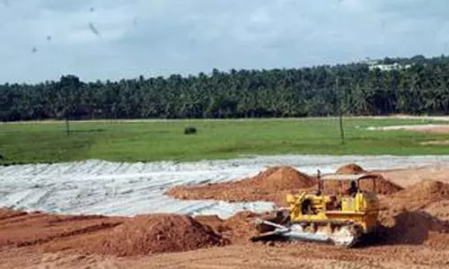 ബിപിസിഎല്‍ വികസനത്തിന്റെ മറവില്‍ നിബന്ധനകള്‍ പാലിക്കാതെ പാടം നികത്തുന്നതായി ആരോപണം