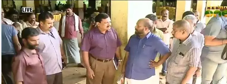 മന്ത്രിയുടെ മിന്നല്‍ പരിശോധന; ഹോര്‍ട്ടികോര്‍പ്പ് ഔട്ട്‍ലെറ്റില്‍ ക്രമേക്കേട് കണ്ടെത്തി