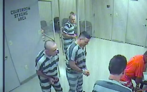 ജയില്ജീവനക്കാരന്റെ ജീവന് രക്ഷിക്കാന് തടവുചാടിയവര് ജയില്ജീവനക്കാരന്റെ ജീവന് രക്ഷിക്കാന് തടവുചാടിയവര്