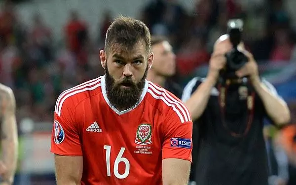 വെയ്ല്‍സ് താരം ജോ ലെഡ്‍ലിയുടെ വിവാഹം മാറ്റിവെച്ചു; കാരണമിതാണ്...