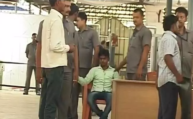 ചെരുപ്പെറിഞ്ഞ യുവാവിനെ നിതീഷ് കുമാര് കൈകാര്യം ചെയ്തത് ഇങ്ങനെ... ചെരുപ്പെറിഞ്ഞ യുവാവിനെ നിതീഷ് കുമാര് കൈകാര്യം ചെയ്തത് ഇങ്ങനെ...