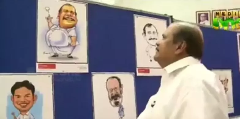 സ്വന്തം കാര്‍ട്ടൂണിന് മുന്‍പില്‍ നിറചിരിയോടെ എംഎല്‍എമാര്‍