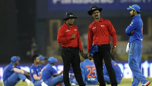 അംപയര്മാരെ ഇംഗ്ലീഷ് പഠിപ്പിക്കാന് ബിസിസിഐയുടെ സ്പെഷല് ക്ലാസ് അംപയര്മാരെ ഇംഗ്ലീഷ് പഠിപ്പിക്കാന് ബിസിസിഐയുടെ സ്പെഷല് ക്ലാസ്