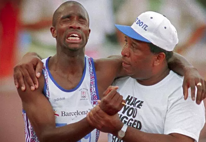 ഒറ്റക്കാലില് റെഡ്മണ്ട് ഓടി, കാണികള് എഴുന്നേറ്റു നിന്നു കയ്യടിച്ചു ഒറ്റക്കാലില് റെഡ്മണ്ട് ഓടി, കാണികള് എഴുന്നേറ്റു നിന്നു കയ്യടിച്ചു