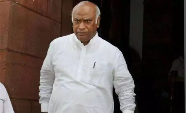 മോദി സര്ക്കാര് ജനാധിപത്യ സര്ക്കാരുകളെ അട്ടിമറിക്കുന്നു: മല്ലികാര്ജുന് ഖാര്ഗെ മോദി സര്ക്കാര് ജനാധിപത്യ സര്ക്കാരുകളെ അട്ടിമറിക്കുന്നു: മല്ലികാര്ജുന് ഖാര്ഗെ