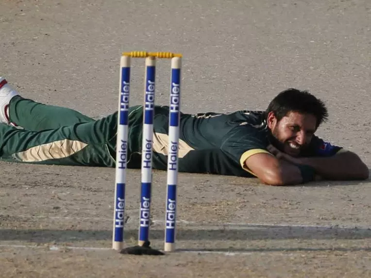 കളി മതിയാക്കുന്നതാണ് ഉചിതമെന്ന് അഫ്രീദിയോട് ഖാദര്‍