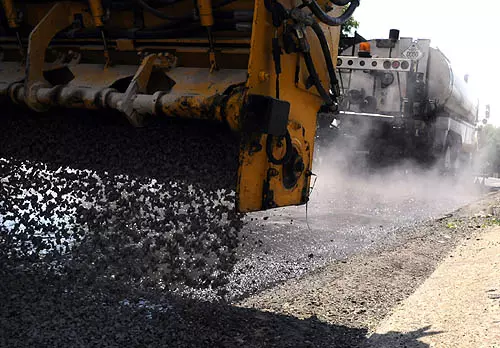 കുഴികള് സ്വന്തം പണം മുടക്കി ടാര് ചെയ്ത് മാതൃകയായി ഒരു നാട് കുഴികള് സ്വന്തം പണം മുടക്കി ടാര് ചെയ്ത് മാതൃകയായി ഒരു നാട്