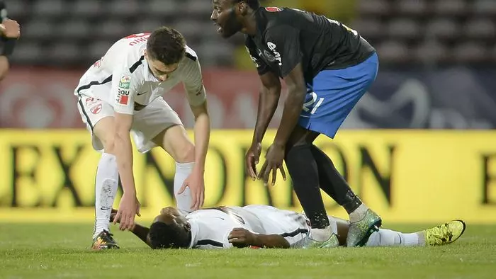 ഫുട്ബോള് താരം കളത്തില് കുഴഞ്ഞു വീണ് മരിച്ചു ഫുട്ബോള് താരം കളത്തില് കുഴഞ്ഞു വീണ് മരിച്ചു