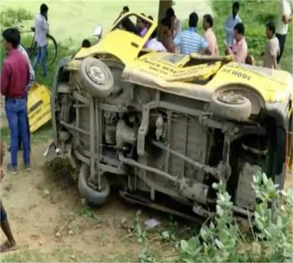 സ്കൂള് ബസില് ട്രെയിന് ഇടിച്ച് ഏഴു കുട്ടികള് മരിച്ചു സ്കൂള് ബസില് ട്രെയിന് ഇടിച്ച് ഏഴു കുട്ടികള് മരിച്ചു