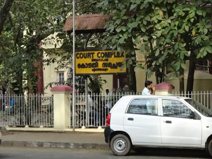 എറണാകുളം ജില്ലാ കോടതിയില് മാധ്യമങ്ങള്ക്ക് വിലക്ക് എറണാകുളം ജില്ലാ കോടതിയില് മാധ്യമങ്ങള്ക്ക് വിലക്ക്