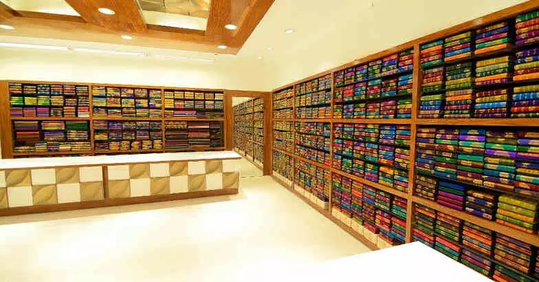 വസ്ത്ര വില്‍പനശാലകളില്‍ സ്ത്രീ ജീവനക്കാരുടെ അവകാശലംഘനം: മനുഷ്യാവകാശ കമ്മീഷന്റെ നോട്ടീസ്