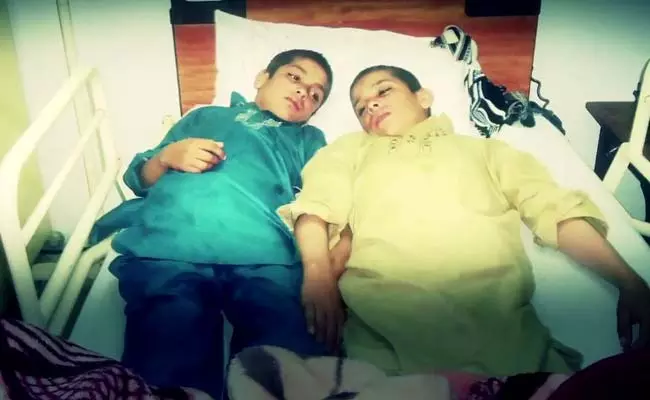 അജ്ഞാതരോഗം: പകല് ഓടിച്ചാടി നടക്കുന്ന രണ്ടു കുട്ടികള്, സൂര്യന് അസ്തമിച്ചാല് തളര്ന്നുവീഴും, സംസാരശേഷി വരെ നഷ്ടമാകും അജ്ഞാതരോഗം: പകല് ഓടിച്ചാടി നടക്കുന്ന രണ്ടു കുട്ടികള്, സൂര്യന് അസ്തമിച്ചാല് തളര്ന്നുവീഴും, സംസാരശേഷി വരെ നഷ്ടമാകും