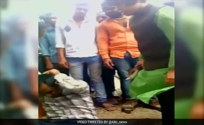 വിവാഹ വാഗ്ദാനം നല്‍കി പെണ്‍കുട്ടിയെ പീഡിപ്പിച്ചയാളെ തൃപ്തി ദേശായി ചെരുപ്പൂരി അടിച്ചു