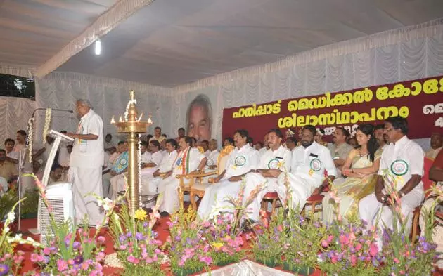 ഹരിപ്പാട് മെഡിക്കല് കോളജിനായി ഭൂമി വാങ്ങിയത് രജിസ്ട്രേഷന് ഫീസ് നല്കാതെ ഹരിപ്പാട് മെഡിക്കല് കോളജിനായി ഭൂമി വാങ്ങിയത് രജിസ്ട്രേഷന് ഫീസ് നല്കാതെ