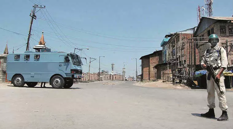 കശ്മീരില് സൈന്യത്തിന്റെ പെല്ലറ്റാക്രമണത്തില് 21 കാരന് കൊല്ലപ്പെട്ടു; ജവാന്മാര്ക്കെതിരെ കേസ് കശ്മീരില് സൈന്യത്തിന്റെ പെല്ലറ്റാക്രമണത്തില് 21 കാരന് കൊല്ലപ്പെട്ടു; ജവാന്മാര്ക്കെതിരെ കേസ്