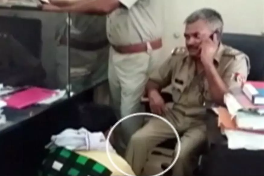 പരാതി നല്‍കാന്‍ പൊലീസ് സ്റ്റേഷനിലെത്തിയ യുവാവിനെ കൊണ്ട് കാല്‍ തിരുമ്മിപ്പിച്ച് പൊലീസുകാരന്‍ - വീഡിയോ വൈറലാകുന്നു