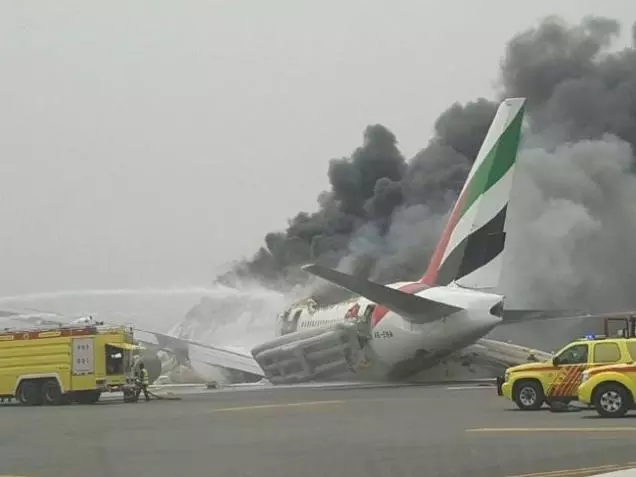 എമിറേറ്റസ് വിമാനത്തിന്റെ അപകട കാരണം കണ്ടെത്താന് അന്വേഷണം തുടങ്ങി എമിറേറ്റസ് വിമാനത്തിന്റെ അപകട കാരണം കണ്ടെത്താന് അന്വേഷണം തുടങ്ങി