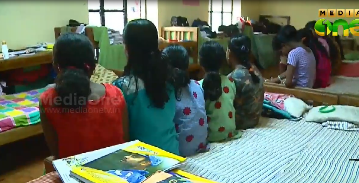 പാലക്കാട് പ്രീമെട്രിക് ഹോസ്റ്റലില്‍ ജാതിവിവേചനം  നടത്തിയ ജീവനക്കാരിയെ സസ്പെന്‍ഡ് ചെയ്തു