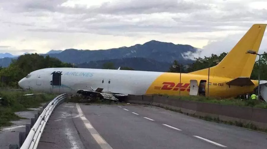 റണ്‍വേ മറികടന്ന് വിമാനം റോഡിലിറങ്ങി