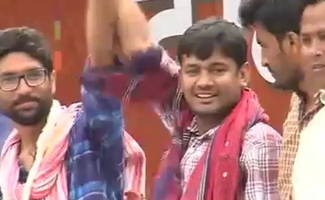 ഗുജറാത്തിനെ ഇളക്കിമറിച്ച് ദലിത് – മുസ്‍ലിം സ്വാതന്ത്ര്യ പ്രഖ്യാപനം; രാധിക വെമുല ത്രിവര്‍ണ പതാക ഉയര്‍ത്തി