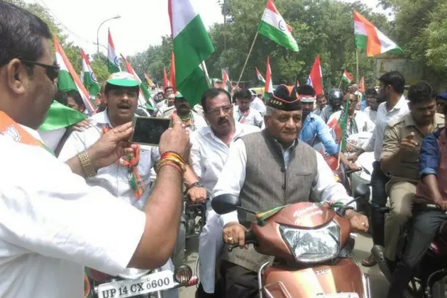 ഹെല്‍മറ്റില്ലാതെ മന്ത്രി വികെ സിങിന്റെ ബൈക്ക് യാത്ര; സോഷ്യല്‍മീഡിയ ചോദിക്കുന്നു ഇതാണോ മാതൃക ?