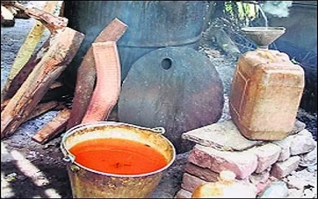 മദ്യം നിരോധിച്ച ബീഹാറില് വിഷമദ്യദുരന്തം: 13 മരണം മദ്യം നിരോധിച്ച ബീഹാറില് വിഷമദ്യദുരന്തം: 13 മരണം