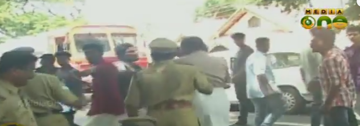 ചവറയില്‍ എസ്എഫ്ഐ പ്രവര്‍ത്തകര്‍ പൊലീസുകാരെ വളഞ്ഞിട്ട് തല്ലി